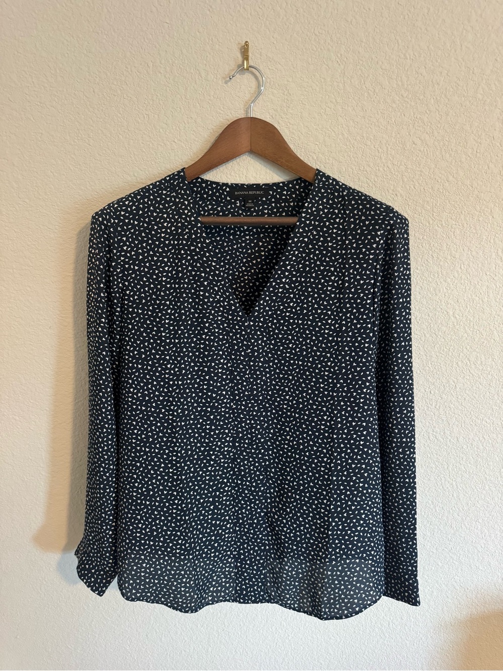 Banana Republic Black Micro-Print V-Neck Long Sleeve Blouse